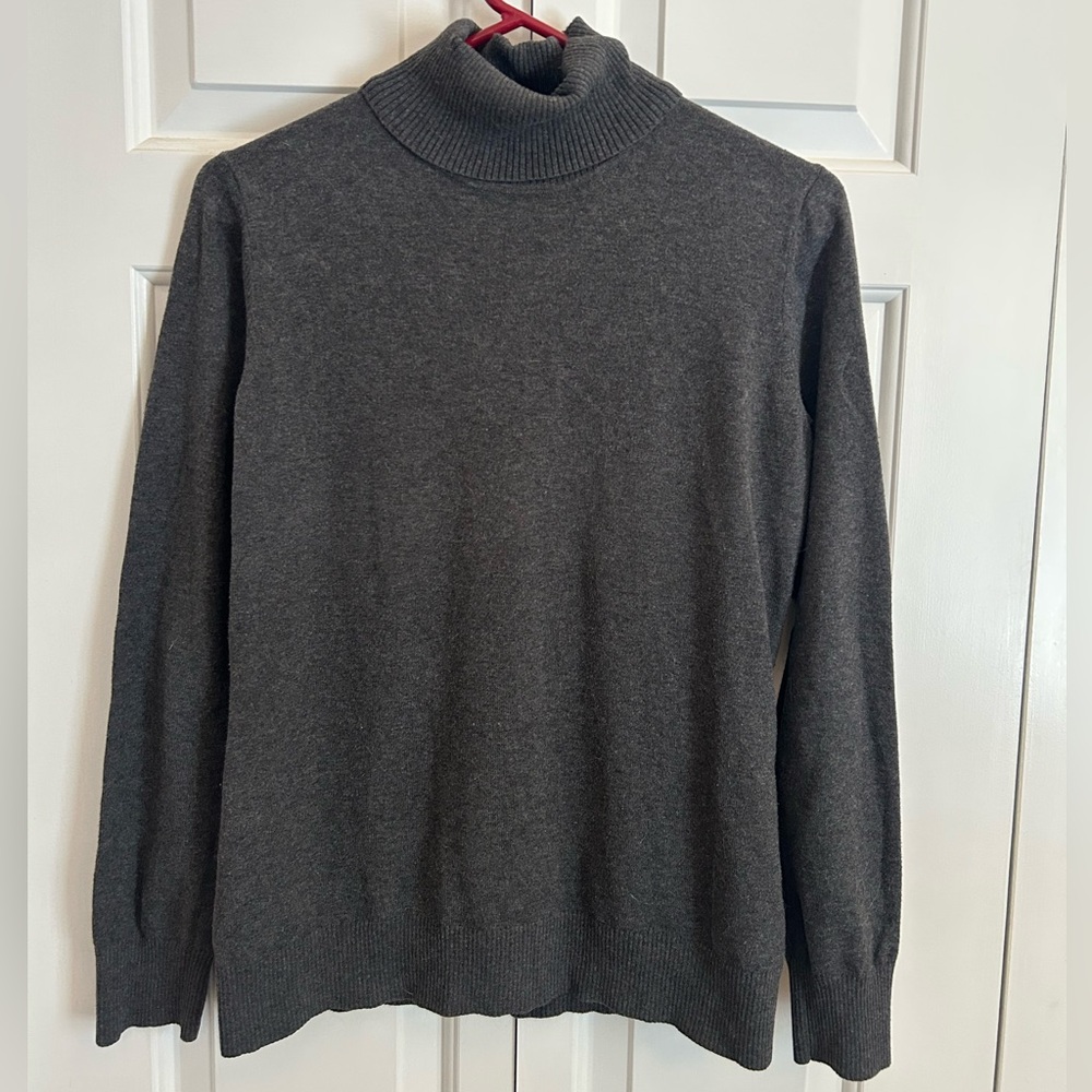 Eddie Bauer woman’s turtle neck in charcoal gray. Size M. VGUC